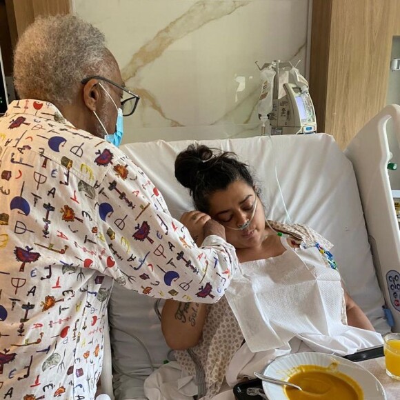 Preta Gil recentemente recebeu o carinho do pai, Gilberto Gil, no hospital