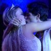 Príncipe e princesa! Fernanda e André trocaram beijos fofos e calorosos no 'BBB13'