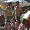Grazi Massafera e Cauã Reymond também foram flagrados juntos em uma praia do Rio, ao lado da filha do casal, Sofia, de 2 anos