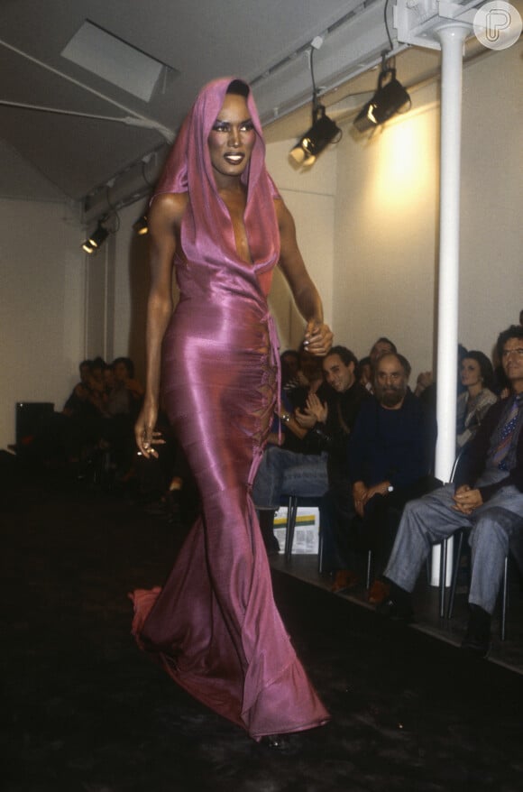 No desfile de alta costura Primavera/Verão de 1986 de Azzedine Alaïa, Grace Jones usou um vestido com capuz de cetim e rosa
