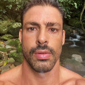 Cauã Reymond publicou selfie em uma cachoeira para celebrar a chegada dos 43 anos