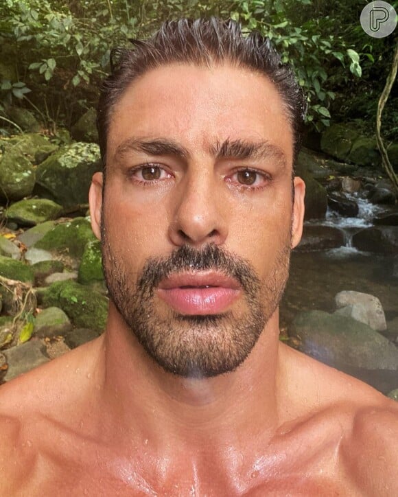 Cauã Reymond publicou selfie em uma cachoeira para celebrar a chegada dos 43 anos