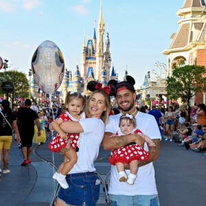 Virgínia Fonseca e Zé Felipe vestiram as filhas de Minie em viagem à Disney