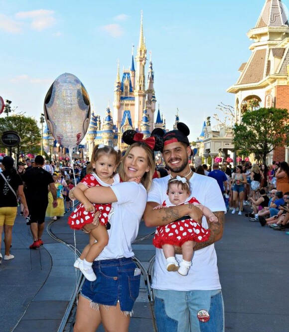 Virgínia Fonseca e Zé Felipe vestiram as filhas de Minie em viagem à Disney