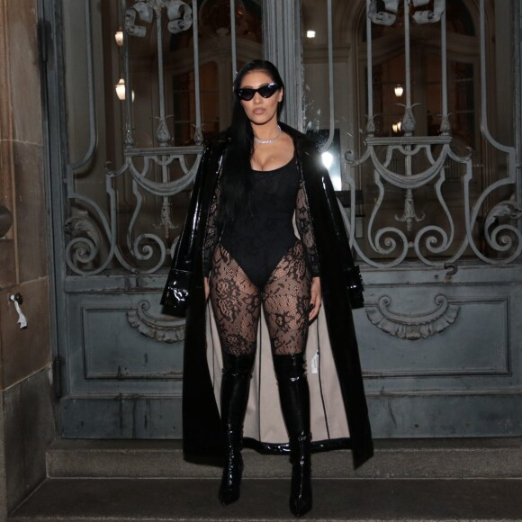 Simaria Mendes arrematou look ousado com botas de vinil