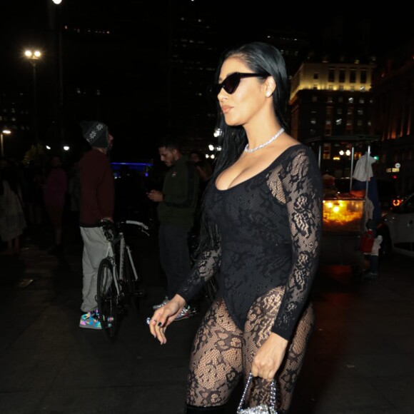 Simaria Mendes atraiu olhares com look transparente na SPFW