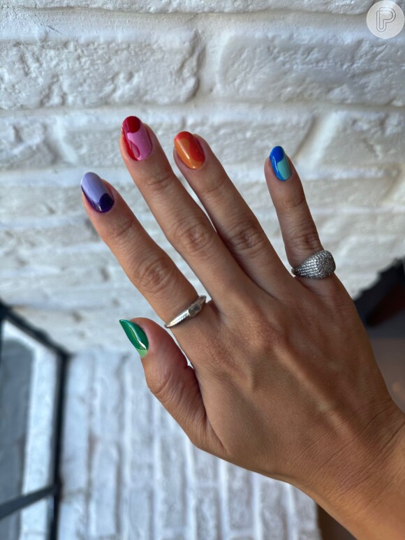 As unhas color block deixam qualquer visual mais fashionista