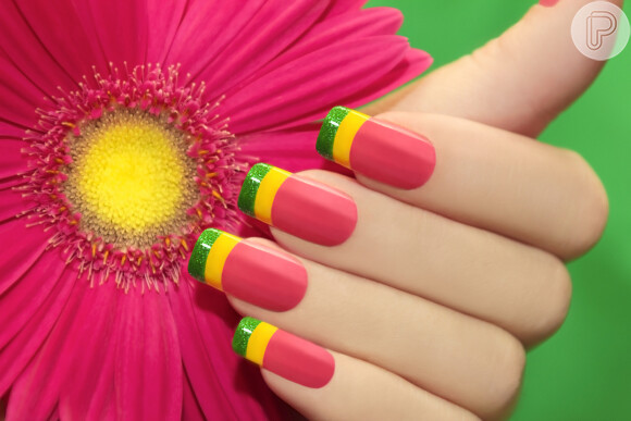 Color block tricolor: essa inspiração com unhas quadradas vai conquistar as românticas