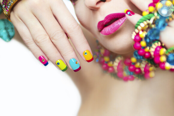 Color block com strass: essa versão de nail art vai apaixonar quem tem um mood mais extravagante