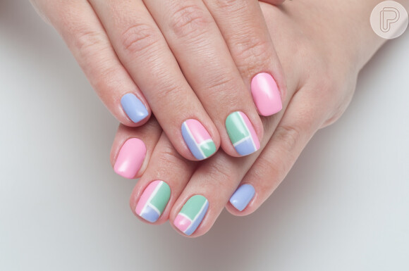 Color block em tom pastel: você usaria essa tendência nas suas unhas?