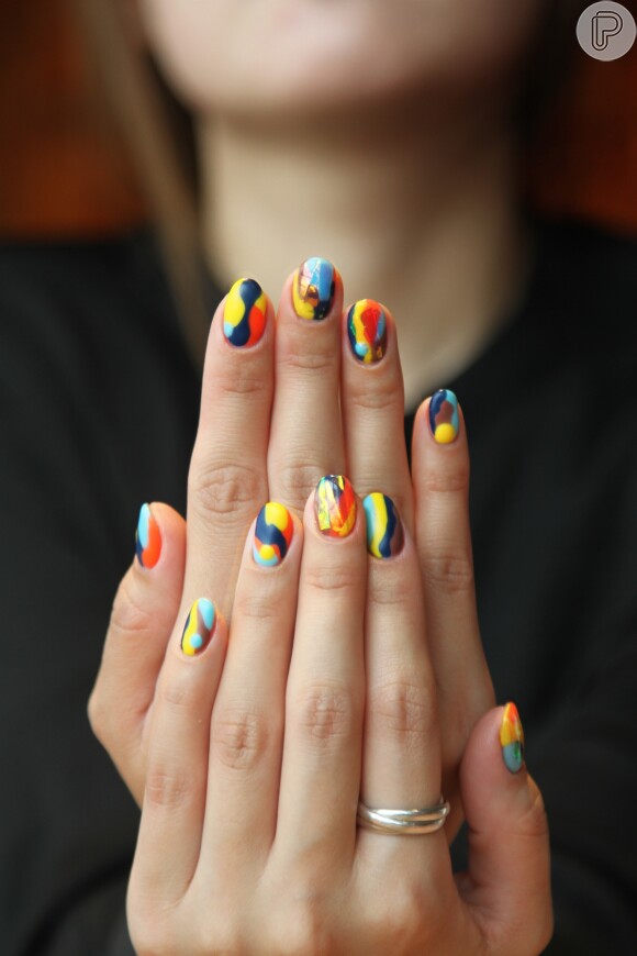 Color block abstrato é um queridinho das fãs de nail art com estilo moderno