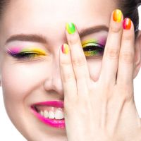 Color block nas unhas decoradas! A tendência que chegou às nail arts para deixar seu visual mais marcante e colorido