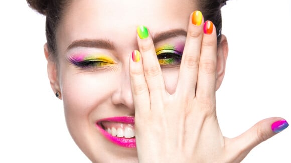 Color block nas unhas decoradas! A tendência que chegou às nail arts para deixar seu visual mais marcante e colorido