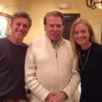 Silvio Santos janta com Luciano Huck e Angélica nos EUA: 'Noite especial'