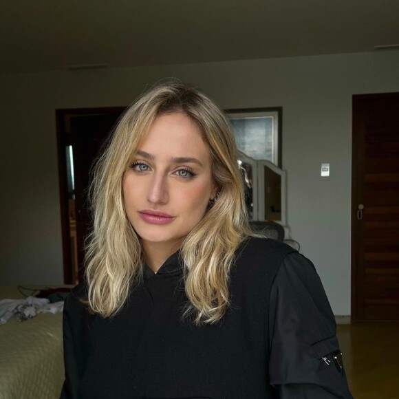 Bruna Griphao desfilou vestida de noiva com uma meia na cabeça