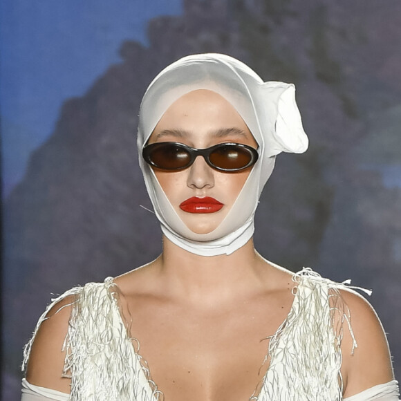 Bruna Griphao surpreende por look exótico em desfile da SPFW e web reage: 'Extraiu um dente?'. Veja!
