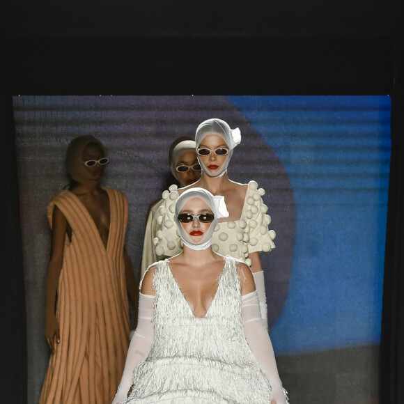 Look de Bruna Griphao em desfile da SPFW vira piada e memes na web