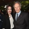Angelina Jolie posa com Clint Eastwood