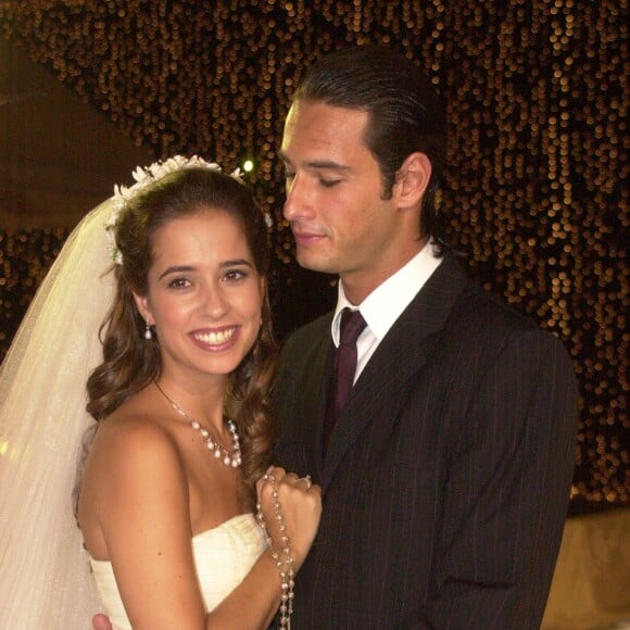 Padre Pedro (Nicola Siri) se reencontrou com Estela (Lavínia Vlasak) no casamento de Marina (Paloma Duarte) e Diogo (Rodrigo Santoro) na novela 'Mulheres Apaixonadas'