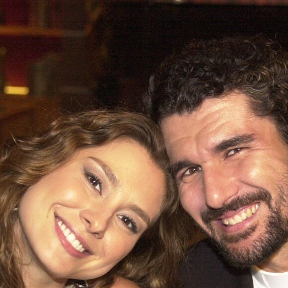 No final da novela 'Mulheres Apaixonadas', o padre Pedro (Nicola Siri) larga a igreja e fica com Estela (Lavínia Vlasak)