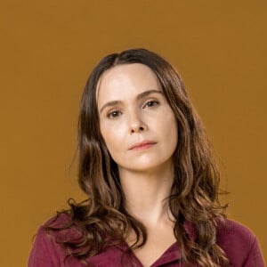 Lucinda (Débora Falabella) tenta fugir mas leva um tapa do marido, Andrade (Ângelo Antônio), na novela 'Terra e Paixão'