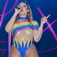 Look ultracavado valoriza virilha lisinha de Lexa e cantora dá show rebolado com body fio-dental em festival