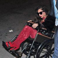 Lady Gaga usa cadeira de rodas da grife Louis Vuitton para comemorar os 27 anos
