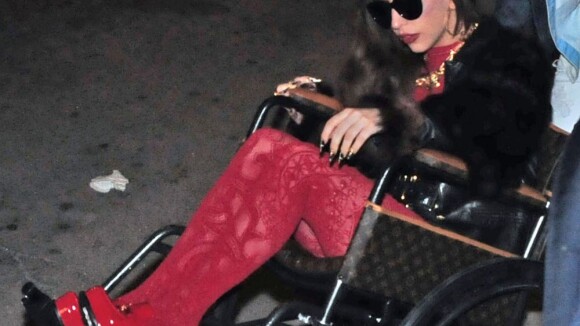Lady Gaga usa cadeira de rodas da grife Louis Vuitton para comemorar os 27 anos
