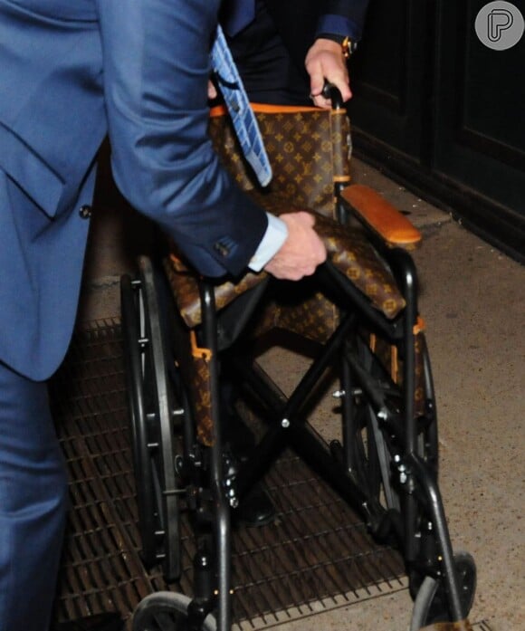 Lady Gaga sempre aposta no inusitado, como uma cadeira rodas banhada a ouro 24 quilates, e agora da grife Louis Vuitton
