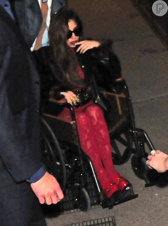 Lady Gaga está usando cadeira de rodas desde que operou o quadril