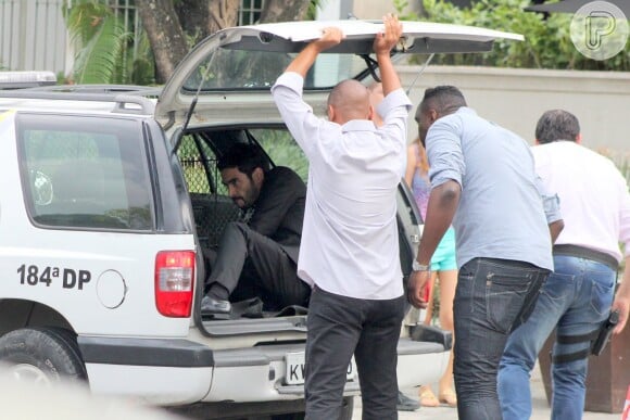 Caio Blat grava cenas sendo preso como José Pedro de 'Império', no Rio