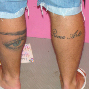 Bruno Gagliasso tem um olho azul de Giovanna Ewbank tatuado na perna
