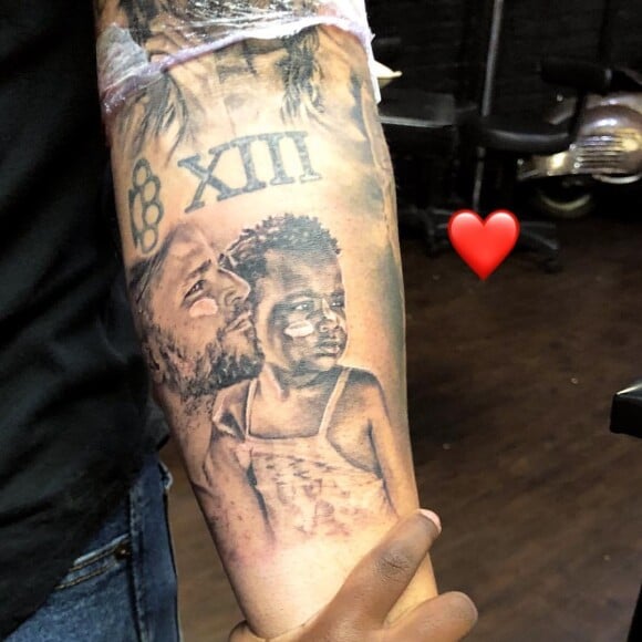 Títi foi tatuada no colo de Bruno Gagliasso