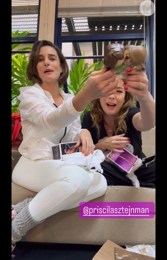 Priscila Sztejnman e Regiane Alves simularam beijo entre Helena e Clara com bonecas de suas personagens na novela 'Vai na Fé'