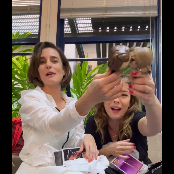 Priscila Sztejnman e Regiane Alves simularam beijo entre Helena e Clara com bonecas de suas personagens na novela 'Vai na Fé'