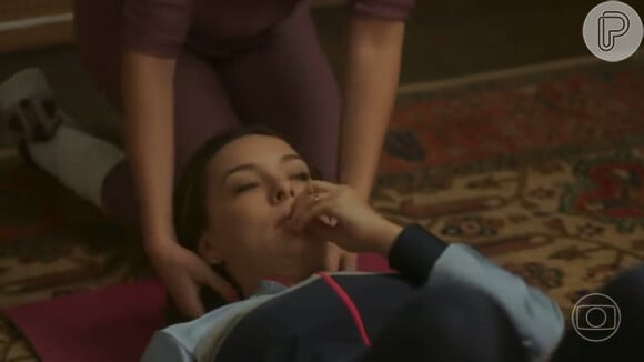 Beijos entre Helena (Priscila Sztejnman) e Clara (Regiane Alves) foram cortados na edição da novela 'Vai na Fé'