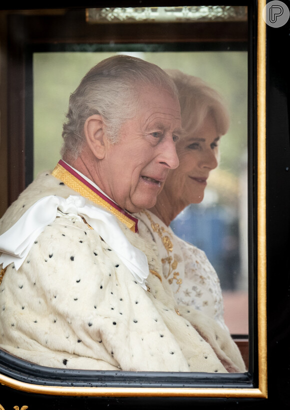 Rei Charles III está confiante de sua decisão, segundo a revista portuguesa Flash