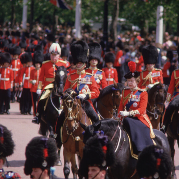 Rainha Elizabeth II passou a desfilar em uma carruagem em 1986, quando completou 60 anos