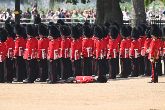 Três integrantes da Guarda Real do Reino Unido desmaiaram no sábado (10). Os termômetros marcaram 30º C e as roupas contribuíram para o mal estar