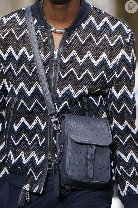 MSCHF recria versão microscópica de bolsa da Louis Vuitton, Moda