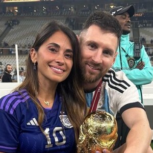 Messi e Antonela se conhecem desde a infância, porém se casaram oficialmente em 2017.