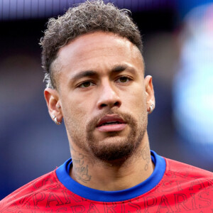 Neymar tinha hora marcada para fazer um terno, por, isso, o encontro foi rápido