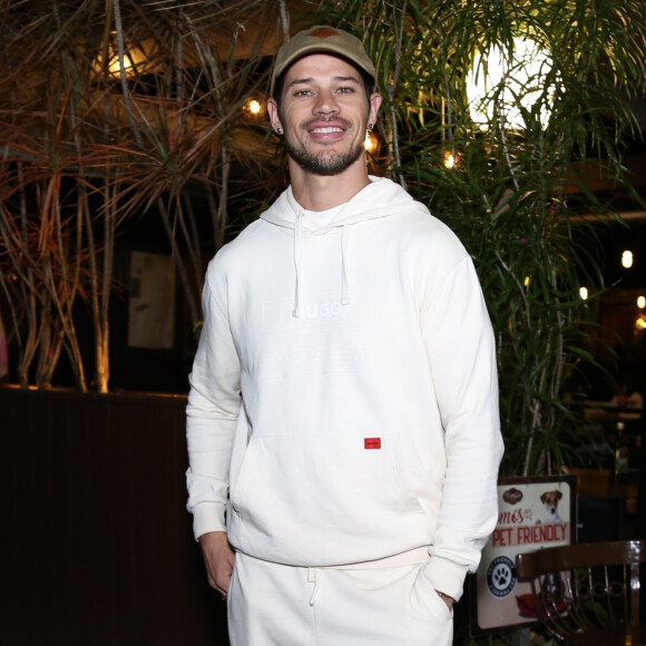 José Loreto e uma jovem não identificada deixaram uma festa junina juntos, mas tentaram despistar