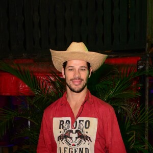 José Loreto apostou em um look de vaqueiro para a festa junina da novela 'Vai na Fé'