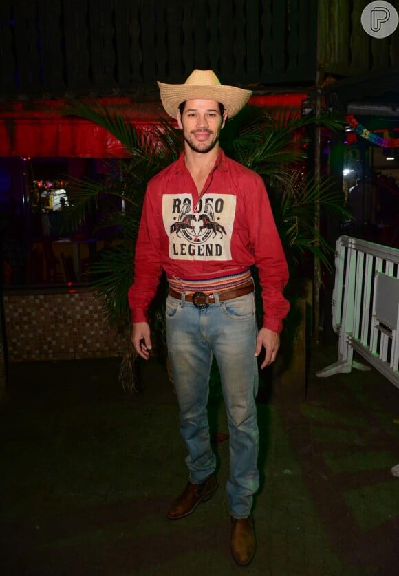 José Loreto apostou em um look de vaqueiro para a festa junina da novela 'Vai na Fé'