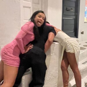 Simone Susinna e Anitta se divertem com Juliette durante férias na Grécia