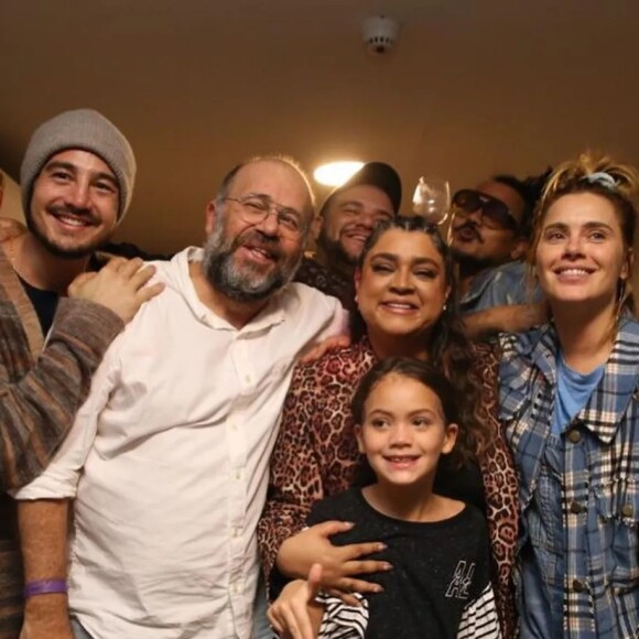 Preta Gil surgiu ao lado de Carolina Dieckmann, Sol de Maria, Tiago Iorc e o seu ex-marido Tiago Iorc.