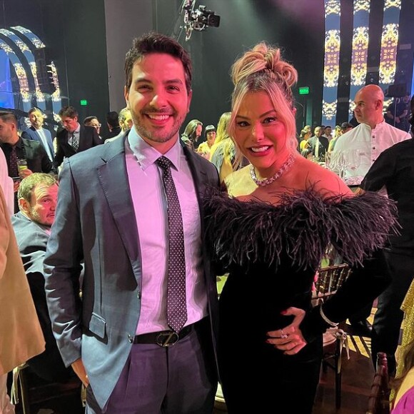 Guilherme Scheibel publicou uma foto com Poliana feliz por ter arrebatado jantar.