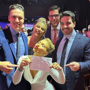 Virginia e Poliana com os médicos que arrebataram jantar por R$ 700 mil.