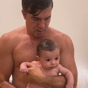 Jarbas Homem de Mello garantiu que o filho adorou o banho de chuveiro com o papai